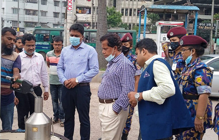 পরিমাপে তেল কম দেওয়ায় রাজধানীর কল্যাণপুরের ‘সোহরাব ফিলিং স্টেশন’ পাম্পকে দুই লাখ টাকা জরিমানা করেছে বিএসটিআই। পাশাপাশি ওই এলাকার আরও দুটি পাম্পকে চার লাখ টাকা জরিমানা করা হয়েছে। ছবি: বিপ্লব দিক্ষিৎ