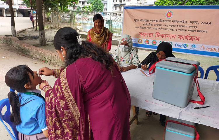 ঢাকা শহরের ৫টি এলাকার ৭০০টি কেন্দ্রে চলছে কলেরার মুখে খাওয়া টিকার দ্বিতীয় ডোজের কার্যক্রম। আজ থেকে শুরু হয়েছে এই কার্যক্রম। তবে কেন্দ্রগুলোতে উল্লেখযোগ্য ভিড় দেখা যায়নি। দীর্ঘ লাইন না থাকায় টিকাগ্রহীতারা স্বাচ্ছন্দ্যেই টিকা নিতে পারছেন। তবে টিকা কার্ড না আনায় ফিরে যেতে হয়েছে অনেককে। আজ রাজধানীর মোহাম্মদপুরের বিভিন্ন টিকাকেন্দ্র ঘুরে এমন চিত্র দেখা যায়। ছবি: বিপ্লব দিক্ষিৎ