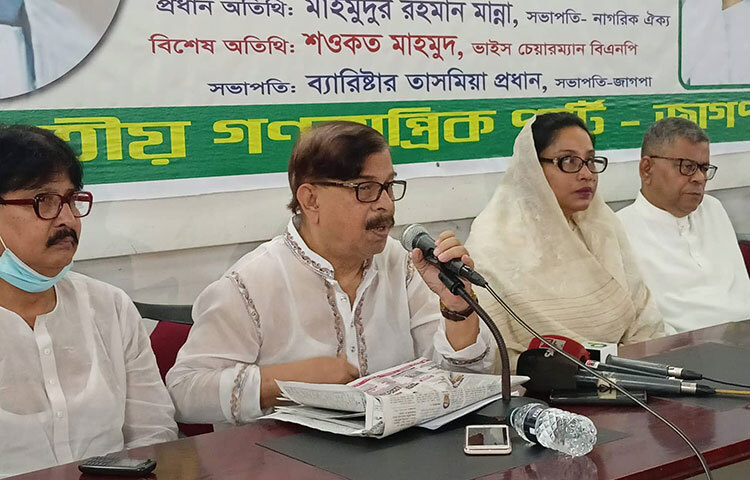 নাগরিক ঐক্যের আহ্বায়ক মাহমুদুর রহমান মান্না বলেছেন, সুইস রাষ্ট্রদূত বলেছেন তাদের কাছে বাংলাদেশ টাকা পাচারের তথ্য চায়নি। কিন্তু পররাষ্ট্রমন্ত্রী বলছেন তারা সুইস ব্যাংকের কাছে টাকা পাচারের হিসাব চেয়েছিলেন। আজ জাতীয় প্রেস ক্লাবে এক আলোচনা সভায় প্রধান অতিথির বক্তব্যে তিনি এ কথা বলেন। ছবি: বিপ্লব দিক্ষিৎ