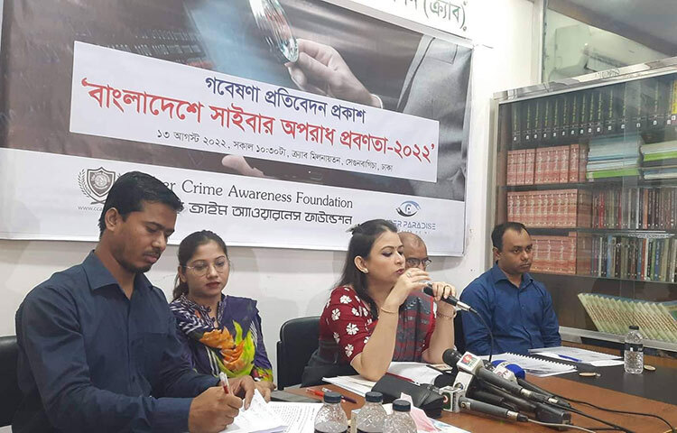 দেশে পুরুষের তুলনায় নারীরা বেশি সাইবার অপরাধের শিকার হচ্ছেন। ভুক্তভোগীদের মধ্য পুরুষের সংখ্যা ৪৩ দশমিক ২২ ও নারীদের সংখ্যা ৫৬ দশমিক ৭৮ শতাংশ। আজ দুপুরে বাংলাদেশ ক্রাইম রিপোর্টার্স অ্যাসোসিয়েশনে (ক্র্যাব) আয়োজিত অনুষ্ঠানে সিসিএ ফাউন্ডেশনের সভাপতি কাজী মুস্তাফিজের সভাপতিত্বে গবেষণা প্রতিবেদনের বিস্তারিত তুলে ধরেন গবেষক দলের প্রধান ইস্ট ওয়েস্ট বিশ্ববিদ্যালয়ের আইন বিভাগের শিক্ষক মনিরা নাজমী জাহান। ছবি: মাহবুব আলম