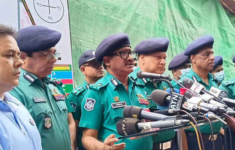 ঢাকা মেট্রোপলিটন পুলিশ (ডিএমপি) কমিশনার মোহা. শফিকুল ইসলাম বলেছেন, প্রধানমন্ত্রী শেখ হাসিনার নিরাপত্তার কথা মাথায় রেখেই জাতীয় শোক দিবসে নিশ্ছিদ্র নিরাপত্তা ব্যবস্থা নেওয়া হয়েছে। সবাইকে ব্যাগ কিংবা বাক্স নিয়ে না আসার অনুরোধ জানাচ্ছি। আজ রাজধানীর ধানমন্ডি-৩২ নম্বরে ১৫ আগস্ট জাতির পিতা বঙ্গবন্ধু শেখ মুজিবুর রহমানের ৪৭তম শাহাদাতবার্ষিকী ও জাতীয় শোক দিবস উপলক্ষে নিরাপত্তা ব্যবস্থার সার্বিক পরিস্থিতি পর্যবেক্ষণ শেষে তিনি এসব কথা বলেন। ছবি: মাহববু আলম