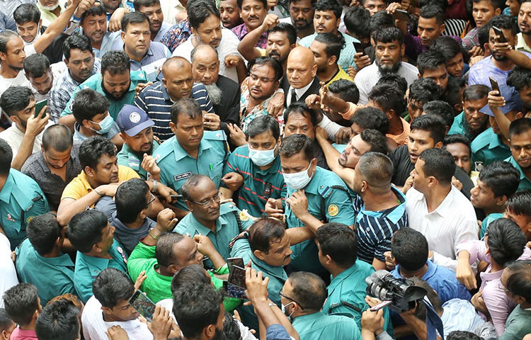 বিতর্কিত বক্তব্য দিয়ে সমালোচনার মধ্যে থাকা পররাষ্ট্রমন্ত্রী এ কে আব্দুল মোমেন মন্ত্রিসভা বৈঠকে যোগ দিয়েছেন। আজ বেলা ১১টা ৩৮ মিনিটে সচিবালয়ে মন্ত্রিপরিষদ বিভাগের সভাকক্ষে এসে উপস্থিত হন তিনি। প্রধানমন্ত্রী শেখ হাসিনার সভাপতিত্বে ভার্চুয়ালি মন্ত্রিসভা বৈঠক শুরু হয় দুপুর ১২টায়। মন্ত্রী-প্রতিমন্ত্রীরা সচিবালয় থেকে এবং প্রধানমন্ত্রী গণভবন থেকে ভিডিও কনফারেন্সের মাধ্যমে যুক্ত হয়েছেন। ছবি: জাগো নিউজ