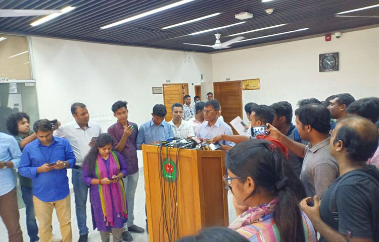 আগামী ১৭ অক্টোবর দেশের ৬১টি জেলা পরিষদের ভোট অনুষ্ঠিত হবে। ভোটগ্রহণ হবে ইলেকট্রনিক ভোটিং মেশিনে (ইভিএম)। আজ এ নির্বাচনের তফসিল ঘোষণা করেছে নির্বাচন কমিশন (ইসি)। ছবি: বিপ্লব দিক্ষিৎ