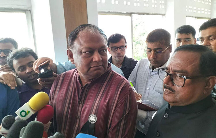 রাশিয়া-ইউক্রেনসহ অন্য কোনো দেশ থেকে খাদ্য আমদানিতে বাধা নেই বলে জানিয়েছেন বাণিজ্যমন্ত্রী টিপু মুনশি আজ দুপুরে সচিবালয়ে খাদ্য আমদানি নিয়ে সরকারি উচ্চপর্যায়ের এক বৈঠক শেষে সাংবাদিকদের প্রশ্নের জবাবে তিনি এ কথা বলেন। ছবি: বিপ্লব দিক্ষিৎ