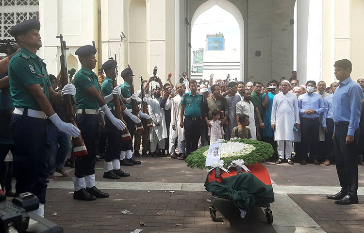 জানাজা শেষে তার মরদেহে রাষ্ট্রীয় সম্মাননা জানানো হয় সদ্য প্রয়াত মাহবুব তালুকদারকে। ছবি: বিপ্লব দিক্ষিৎ