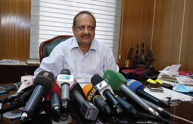 মাঠ পর্যায়ে কর্মকর্তাদের পাঠাভ্যাস গড়ে তোলার জন্য বই কিনতে একজন অতিরিক্ত সচিবের ২৯টি বই থাকা তালিকা পরীক্ষার পর সংশোধন কিংবা বাতিল করা হবে বলে জানিয়েছেন জনপ্রশাসন মন্ত্রণালয়ের সিনিয়র সচিব কে এম আলী আজম। আজ সচিবালয়ে সাংবাদিকদের সঙ্গে আলাপকালে সচিব এ কথা জানান। ছবি: জাগো নিউজ