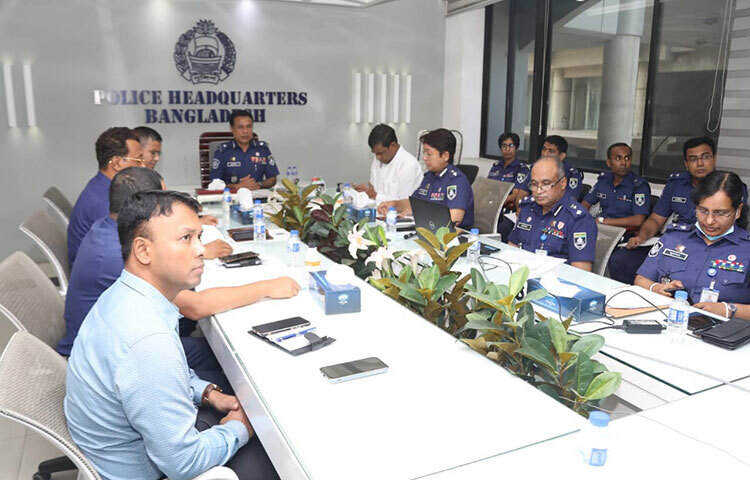 মামলা তদন্তে তদারকি বাড়ানোর পাশাপাশি আন্তরিকতার সঙ্গে দায়িত্ব পালনের মাধ্যমে প্রকৃত অপরাধীদের আইনের আওতায় আনতে মাঠ পর্যায়ের পুলিশ কর্মকর্তাদের নির্দেশনা দেওয়া হয়েছে। আজ পুলিশ হেডকোয়ার্টার্সে অনুষ্ঠিত মাসিক অপরাধ পর্যালোচনা সংক্রান্ত এক ভার্চুয়াল সভায় সভাপতির বক্তব্যে এ নির্দেশনা দেন অতিরিক্ত আইজিপি (ক্রাইম অ্যান্ড অপারেশনস) এম খুরশীদ হোসেন। ছবি: জাগো নিউজ