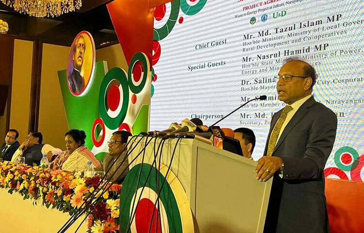 শ্রীলঙ্কা-পাকিস্তানের সঙ্গে বাংলাদেশ তুলনা করার বিষয় নয় বলে মন্তব্য করেছেন স্থানীয় সরকারমন্ত্রী তাজুল ইসলাম। আজ দুপুরে রাজধানীর একটি হোটেলে নারায়ণগঞ্জ সিটি করপোরেশনে বর্জ্য থেকে বিদ্যুৎ উৎপাদনের চুক্তি স্বাক্ষর অনুষ্ঠানে প্রধান অতিথির বক্তব্যে তিনি এ কথা বলেন। ছবি: জাগো নিউজ
