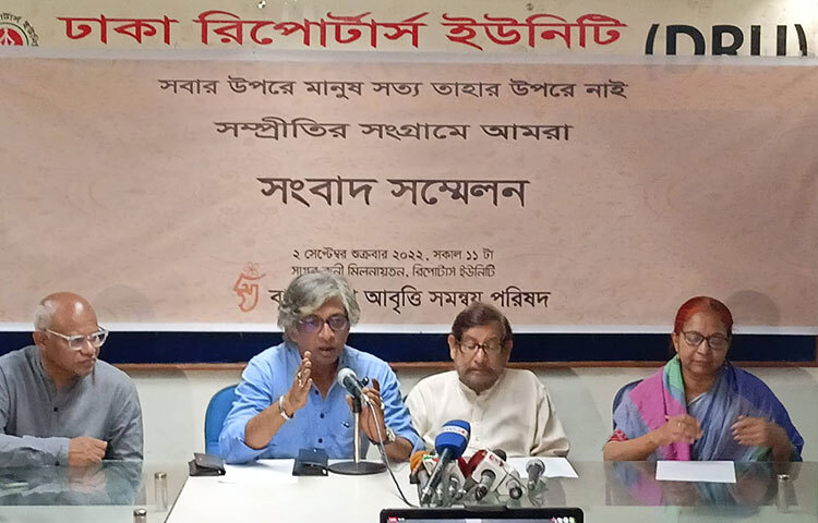 আগামী জাতীয় নির্বাচনকে সামনে রেখে মাঠে নামছেন আবৃত্তি শিল্পীরা। বাংলাদেশ আবৃত্তি সমন্বয় পরিষদের ব্যানারে দেশব্যাপী চলবে ‘সম্প্রীতির সংগ্রামে আমরা’ নামে কর্মসূচি। আজ ঢাকা রিপোর্টার্স ইউনিটির সাগর রুনি মিলনায়তনে এ উপলক্ষে সংবাদ সম্মেলনের আয়োজন করে সংগঠনটি। সংবাদ সম্মেলনে তারা এসব কথা জানান। সংবাদ সম্মেলনে লিখিত বক্তব্য দেন আবৃত্তি সমন্বয় পরিষদের সাধারণ সম্পাদক আহকাম উল্লাহ। এ সময় সংগঠনের সভাপতি সাংস্কৃতিক ব্যক্তিত্ব সাবেক মন্ত্রী আসাদুজ্জামান নূর এমপি উপস্থিত ছিলেন। ছবি: মাহবুব আলম