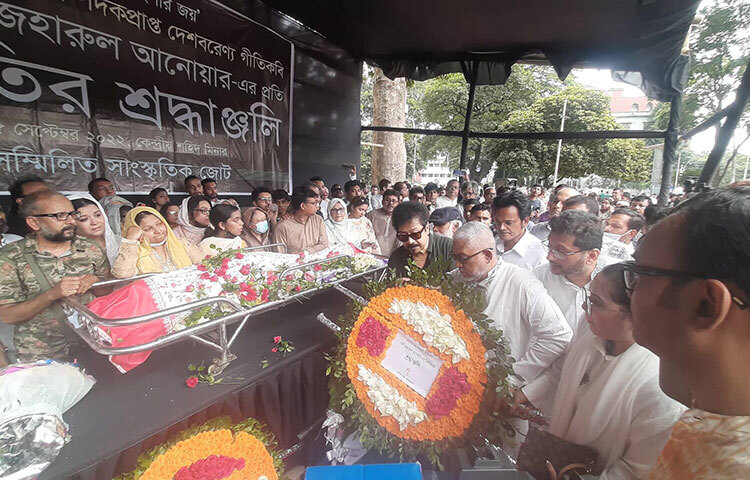 পরে বেলা ১১টার দিকে সম্মিলিত সাংস্কৃতিক জোটের আয়োজনে সর্ব সাধারণের জন্য শ্রদ্ধা জানাতে উন্মুক্ত করে দেওয়া হয়। ছবি: মাহবুব আলম