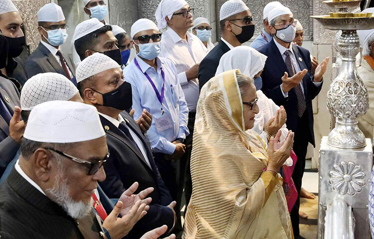 আজ দুপুরে আজমিরে পৌঁছানোর পর প্রধানমন্ত্রী এ নামাজ আদায় করেন। প্রধানমন্ত্রীর প্রেস সচিব ইহসানুল করিম জানান, আজমির শরিফে পৌঁছে প্রধানমন্ত্রী নফল নামাজ আদায় ও মোনাজাত করেন। মোনাজাতে দেশ, জাতি এবং গোটা মুসলিম উম্মাহর উন্নতি, সমৃদ্ধি ও কল্যাণ কামনা করেন তিনি। ছবি: ইয়াসিন কবির জয়