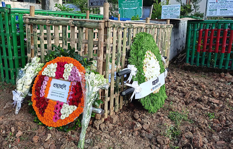 অর্থনীতিবিদ ও সাবেক তত্ত্বাবধায়ক সরকারের উপদেষ্টা ড. আকবর আলি খানের দাফন সম্পন্ন হয়েছে। মিরপুর বুদ্ধিজীবী কবরস্থানে বীর মুক্তিযোদ্ধাদের জন্য সংরক্ষিত অংশে চিরনিদ্রায় শায়িত হন তিনি। আজ বিকেল ৩টা ৫ মিনিটে তার দাফন সম্পন্ন হয়। এসময় তার পরিবার ও আত্মীয়স্বজনরা উপস্থিত ছিলেন। ছবি: জাগো নিউজ