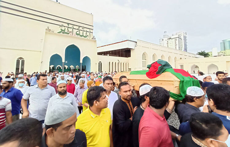 জাতীয় সংসদের উপনেতা ও আওয়ামী লীগের সভাপতিমণ্ডলীর সদস্য সৈয়দা সাজেদা চৌধুরীর দ্বিতীয় নামাজে জানাজা জাতীয় মসজিদ বায়তুল মোকাররমে অনুষ্ঠিত হয়েছে। আজ বাদ আসর বিকেল ৫টা ৩ মিনিটে জানাজার নামাজ শুরু হয়। মসজিদের খতিব মাওলানা মো. রুহুল আমীন নামাজে ইমামতি করেন। ছবি: বিপ্লব দিক্ষিৎ