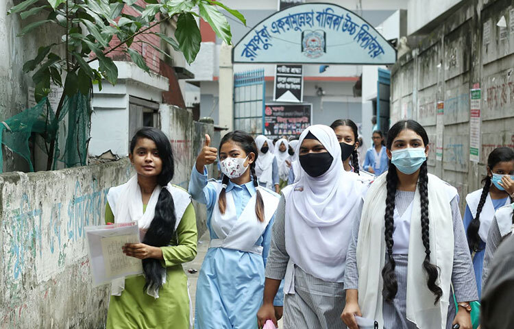 সারাদেশে একযোগে শুরু হয়েছে এসএসসি ও সমমানের পরীক্ষা। আজ বেলা ১১টা থেকে শুরু হয় এ পরীক্ষা। দুপুর ১টা পর্যন্ত পরীক্ষা চলে। ছবিটি রাজধানী রামপুরার একটি পরীক্ষা কেন্দ্রের সামনে থেকে তোলা। ছবি: বিপ্লব দিক্ষিৎ