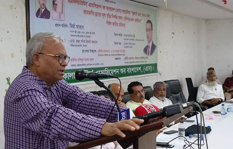 আওয়ামী লীগের সাধারণ সম্পাদক ওবায়দুল কাদেরের বক্তব্যের সমালোচনা করে বিএনপির সিনিয়র যুগ্ম মহাসচিব অ্যাডভোকেট রুহুল কবির রিজভী বলেছেন, ‘আজকাল আওয়ামী লীগ নেতারা মিথ্যার কোরাস গাইছেন।’ আজ জাতীয় প্রেস ক্লাবে এগ্রিকালচারিস্ট অ্যাসোসিয়েশন অব বাংলাদেশ (এ্যাব) আয়োজিত ‘জ্বালানি তেল, সার ও নিত্যপ্রয়োজনী দ্রব্যমূল্য বৃদ্ধি: বিপর্যস্ত কৃষক, কৃষিখাত ও জনজীবন’ শীর্ষক সেমিনারে তিনি এসব কথা বলেন। ছবি: বিপ্লব দিক্ষিৎ
