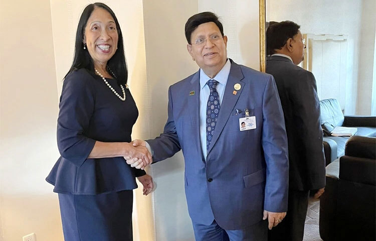 পররাষ্ট্রমন্ত্রী ড. এ কে আব্দুল মোমেনের সঙ্গে দ্বিপক্ষীয় বৈঠক করেছেন যুক্তরাষ্ট্রের আন্তর্জাতিক সংস্থাবিষয়ক সহকারী পররাষ্ট্রমন্ত্রী মিশেল জে সিসন। জাতিসংঘের ৭৭তম অধিবেশনে যোগদানকালে সাইড লাইনে নিউইয়র্কের হোটেল লোটে প্যালেসে এ বৈঠক হয়। আজ পররাষ্ট্র মন্ত্রণালয় সূত্র এ তথ্য জানিয়েছে। ড. মোমেন ও মিশেল সিসন জোরপূর্বক বাস্তুচ্যুত মিয়ানমারের নাগরিক ইস্যুসহ অভিন্ন উদ্বেগের নানা বহুপাক্ষিক বিষয়ে আলোচনা করেন। ছবি: সংগৃহীত