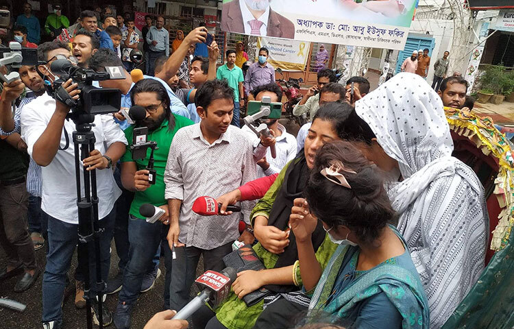 বহিষ্কারাদেশ প্রত্যাহার না করলে আমরণ অনশনে বসবেন বলে ঘোষণা দিয়েছিলেন ইডেন মহিলা কলেজ ছাত্রলীগ থেকে বহিষ্কৃত ১২ নেত্রী। এ জন্য তারা ধানমন্ডিতে আওয়ামী লীগ সভাপতির রাজনৈতিক কার্যালয়েও যান। কিন্তু সেখানে গিয়ে তারা ঘোষিত কর্মসূচি পালন না করেই ফিরে এলেন। আজ দুপুর সাড়ে ১২টায় অনশনের জন্য আওয়ামী লীগের রাজনৈতিক কার্যালয়ে যান ১২ নেত্রী। ছবি: মাহবুব আলম