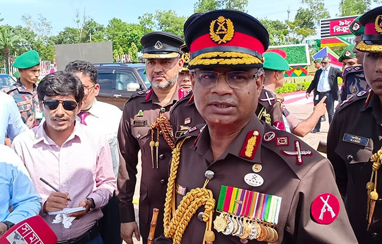 মিয়ানমার থেকে বাংলাদেশে দালালদের মাধ্যমে রোহিঙ্গারা ঢোকার চেষ্টা করেছিল। তাদের সে চেষ্টা নস্যাৎ করা হয়েছে বলে জানিয়েছেন বর্ডার গার্ড বাংলাদেশের (বিজিবি) মহাপরিচালক মেজর জেনারেল সাকিল আহমেদ। আজ দুপুরে চট্টগ্রামে সাতকানিয়ার বায়তুল ইজ্জতে বর্ডার গার্ড ট্রেনিং সেন্টার অ্যান্ড কলেজের (বিজিটিসিঅ্যান্ডসি) প্যারেড গ্রাউন্ডে ৯৮তম রিক্রুট ব্যাচ নবীন সৈনিকদের প্রশিক্ষণ সমাপনী কুচকাওয়াজ অনুষ্ঠান শেষে সাংবাদিকদের এক প্রশ্নের জবাবে তিনি এ কথা বলেন। ছবি: জাগো নিউজ