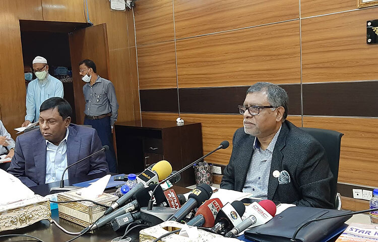 দেশের প্রাইমারি হেলথকেয়ারগুলোতে (প্রাথমিক চিকিৎসাকেন্দ্র) যত্রতত্র অ্যান্টিবায়োটিক ব্যবহার করা যাবে না বলে জানিয়েছেন স্বাস্থ্যমন্ত্রী জাহিদ মালেক। আজ দুপুরে স্বাস্থ্য মন্ত্রণালয়ের সম্মেলন কক্ষে তিনি সাংবাদিকদের এ কথা বলেন। ছবি: মাহবুব আলম