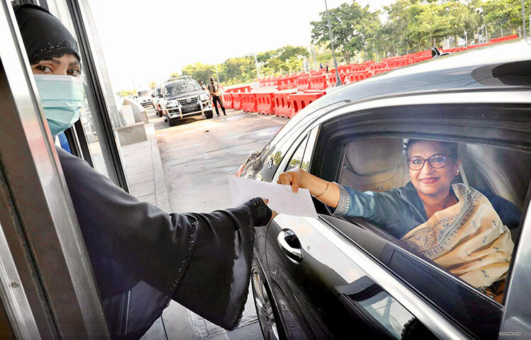 বঙ্গবন্ধুর ছোট মেয়ে শেখ রেহানা গোপালগঞ্জ যাওয়ার পথে পদ্মা সেতুতে টোল দেওয়ার মুহূর্ত। ছবি: ইয়াসিন কবির জয়