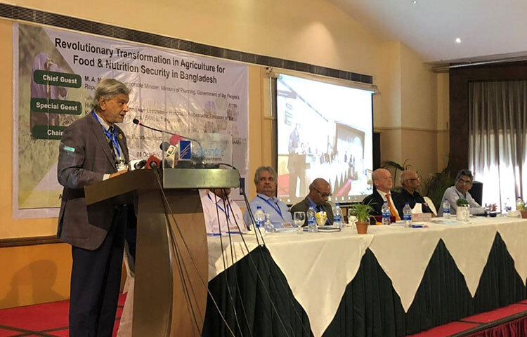 নিত্যপণ্যের দাম প্রসঙ্গে পরিকল্পনামন্ত্রী এম এ মান্নান বলেছেন, দ্রব্যমূল্যের দাম বেড়েছিল আবার কমতে শুরু করেছে। আজ নগরীর হোটেল লেকশোরে ‘রেভলিউশনারি ট্রান্সফরমেশন ইন এগ্রিকালচার ফর ফুড অ্যান্ড নিউট্রিশন সিকিউরিটি ইন বাংলাদেশ’ শীর্ষক অনুষ্ঠানে মন্ত্রী এসব কথা বলেন। ছবি: মাহবুব আলম