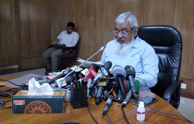 জন্মের পরই জাতীয় পরিচয়পত্র (এনআইডি) দেওয়ার বিধান রেখে ‘জাতীয় পরিচয়পত্র নিবন্ধন আইন, ২০২২’র খসড়া শর্ত সাপেক্ষে অনুমোদন দিয়েছে মন্ত্রিসভা। একই সঙ্গে এ আইন অনুযায়ী এনআইডি সেবা নির্বাচন কমিশন থেকে স্বরাষ্ট্র মন্ত্রণালয়ের সুরক্ষা সেবা বিভাগের কাছে চলে যাবে। আজ প্রধানমন্ত্রী শেখ হাসিনার সভাপতিত্বে অনুষ্ঠিত মন্ত্রিসভা বৈঠকে এ আইন অনুমোদন দেওয়া হয়। ছবি: জাগো নিউজ