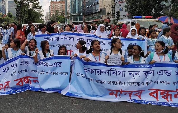 স্থায়ী ক্যাম্পাসের দাবিতে সড়ক অবরোধ ও বিক্ষোভ করা ভিকারুননিসা নূন স্কুল অ্যান্ড কলেজের ধানমন্ডি শাখার শিক্ষার্থী ও অভিভাবকরা কর্মসূচি স্থগিত ঘোষণা করেছেন। অধ্যক্ষ কামরুন নাহার ঘটনাস্থলে গিয়ে দাবি মেনে নেওয়ার আশ্বাস দেওয়ায় আজ বিকেল ৪টার দিকে তারা কর্মসূচি স্থগিত করে ফিরে যান। এরপর ধানমন্ডি সড়কে যান চলাচল স্বাভাবিক হয়। ছবি: মাহবুব আলম