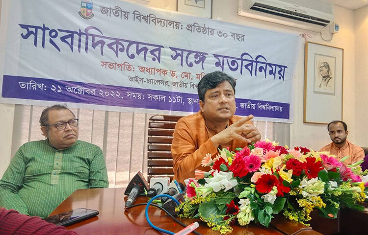 আপাতত জাতীয় বিশ্ববিদ্যালয়ের অধিভুক্ত নতুন কোনো কলেজে অনার্স (স্নাতক) চালু হচ্ছে না বলে জানিয়েছেন জাতীয় বিশ্ববিদ্যালয়ের উপাচার্য অধ্যাপক ড. মো. মশিউর রহমান। আজ জাতীয় বিশ্ববিদ্যালয় প্রতিষ্ঠার ৩০ বছর উপলক্ষে রাজধানীতে বিশ্ববিদ্যালয়ের নগর কার্যালয়ে সাংবাদিকদের সঙ্গে মতবিনিময় করেন তিনি। ছবি: জাগো নিউজ