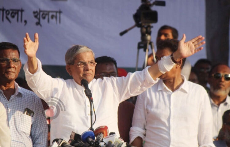 আগামী জাতীয় নির্বাচন ঘিরে সরকার নতুন করে ষড়যন্ত্রের পাঁয়তারা শুরু করেছে বলে অভিযোগ করেছেন বিএনপি মহাসচিব মির্জা ফখরুল ইসলাম আলমগীর। আজ বিকেলে খুলনা মহানগরীর ডাকবাংলো মোড়ের সোনালী ব্যাংক চত্বরে অনুষ্ঠিত বিএনপির খুলনা বিভাগীয় গণসমাবেশে প্রধান অতিথির বক্তব্যে তিনি এ কথা বলেন। ছবি: আলমগীর হান্নান