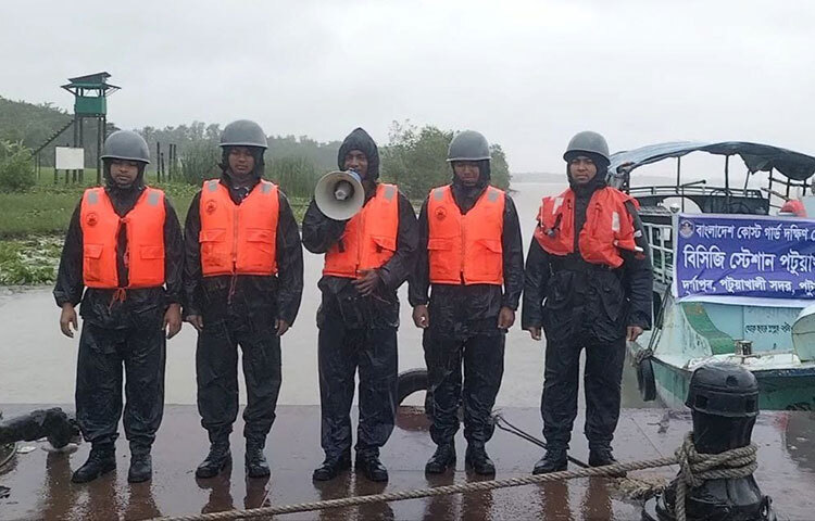 বঙ্গোপসাগরে সৃষ্ট ঘূর্ণিঝড় ‘সিত্রাং’ গতি বাড়িয়ে এগোচ্ছে বাংলাদেশের উপকূলের দিকে। গভীর সমুদ্রের সব নৌযানকে উপকূলের কাছে অবস্থান নিশ্চিত করতে টহল জোরদার করেছে বাংলাদেশ কোস্ট গার্ড। এছাড়া দুর্যোগ পরবর্তী যেকোনো পরিস্থিতি মোকাবিলায় প্রস্তুত রয়েছে কোস্ট গার্ডের উদ্ধারকারী দল। ছবি: জাগো নিউজ