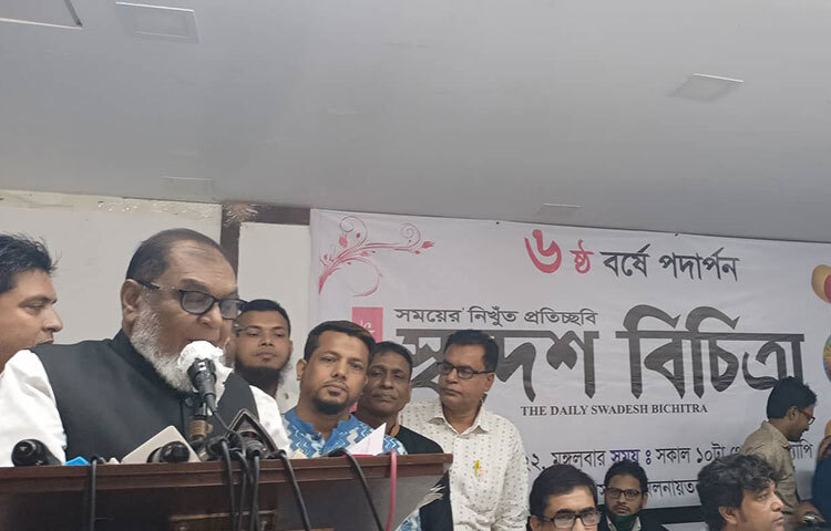 ‘আগামী ১০ ডিসেম্বর থেকে খালেদা জিয়া ও তারেক রহমানের কথায় দেশ চলবে’ বিএনপি নেতা আমান উল্লাহ আমানের এ বক্তব্যের সাংবিধানিক ব্যাখ্যা চেয়েছেন মুক্তিযুদ্ধ বিষয়কমন্ত্রী আ ক ম মোজাম্মেল হক। তিনি বলেন, ১১ ডিসেম্বর থেকে রাষ্ট্র কে চালাবে তার সাংবিধানিক ব্যাখ্যা দিয়ে পরিষ্কার করুন। আজ সকালে জাতীয় প্রেসক্লাবের জহুর হোসেন চৌধুরী হলে দৈনিক স্বদেশ বিচিত্রার ষষ্ট বর্ষে পদার্পণ উপলক্ষে আয়োজিত আলোচনা সভায় প্রধান অতিথির বক্তব্যে তিনি এ কথা বলেন। ছবি: বিপ্লব দিক্ষিৎ