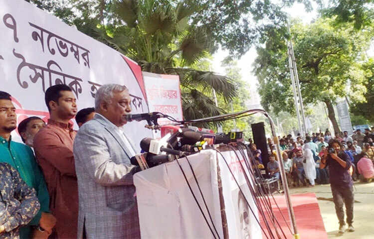 স্বরাষ্ট্রমন্ত্রী আসাদুজ্জামান খান কামাল বলেছেন, প্রধানমন্ত্রী শেখ হাসিনা বঙ্গবন্ধুকে ফলো করছেন বলেই তাকে আজ অনেক কিছু চিন্তা করতে হচ্ছে না। আজ দুপুরে কেন্দ্রীয় শহীদ মিনার চত্বরে ‘মুক্তিযোদ্ধা সৈনিক হত্যা দিবস’ উপলক্ষে ১৯৭৫ সালের ৭ নভেম্বর শহীদ বীর মুক্তিযোদ্ধা পরিবারদের উদ্যোগে আয়োজিত এক আলোচনা সভায় প্রধান অতিথির বক্তব্যে এমন মন্তব্য করেন তিনি। ছবি: জাগো নিউজ