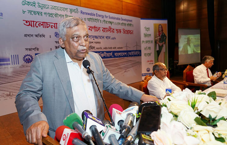 পুলিশে ২৫ ঊর্ধ্ব বয়সী যেসব কর্মকর্তা কর্মক্ষেত্রে দায়িত্ব পালনে অবহেলা করছেন তাদের চিহ্নিত করা হচ্ছে বলে জানিয়েছেন স্বরাষ্ট্রমন্ত্রী আসাদুজ্জামান খান কামাল। আজ রাজধানীর ইনস্টিটিউশন অব ডিপ্লোমা ইঞ্জিনিয়ার্সে (আইডিইবি) আয়োজিত ‘টেকসই উন্নয়নে নবায়নযোগ্য জ্বালানি এবং গণপ্রকৌশল দিবস’ উপলক্ষে আয়োজিত আলোচনা অনুষ্ঠান শেষে সাংবাদিকদের প্রশ্নের জবাবে তিনি এ কথা জানান। ছবি: জাগো নিউজ