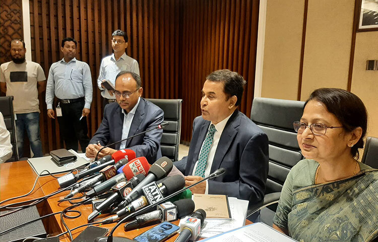 আমরা যেভাবে চেয়েছিলাম সেভাবে আন্তর্জাতিক মুদ্রা তহবিলের (আইএমএফ) ঋণ পেতে যাচ্ছি বলে মন্তব্য করেছেন অর্থমন্ত্রী আ হ ম মুস্তফা কামাল। তিনি বলেন, আগামী ফেব্রæয়ারি মাসে ঋণের প্রথম কিস্তি পাওয়া যাবে। ২০২৬ সালের মধ্যে সব ঋণ পাওয়া যাবে। আজ আইএমএফ প্রতিনিধিদের সঙ্গে বৈঠক শেষে অর্থ মন্ত্রণালয়ে আয়োজিত ব্রিফিংয়ে তিনি এ কথা বলেন। ছবি: জাগো নিউজ