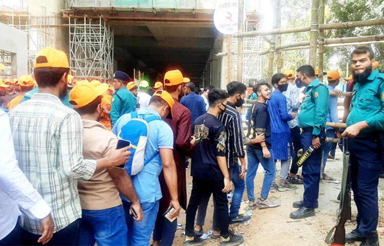 রাজধানীর সোহরাওয়ার্দী উদ্যানে যুবলীগের মহাসমাবেশ ঘিরে কঠোর নিরাপত্তা বলয় গড়ে তোলে আইনশৃঙ্খলা বাহিনী। উদ্যানের আশপাশের প্রতিটি মোড়ে বসানো হয় চেকপোস্ট। ছবি: মাহবুব আলম