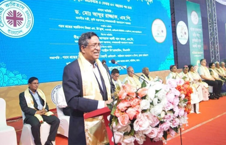 কৃষিমন্ত্রী ড. মো. আব্দুর রাজ্জাক বলেছেন, ‘বিএনপি এখন যতই না না বলুক, সময় হলে তারাসহ সব রাজনৈতিক দল আগামী জাতীয় নির্বাচনে অংশ নেবে।’ আজ সকালে রাজধানীর নটরডেম কলেজ প্রাঙ্গণে কারিতাস বাংলাদেশের সুবর্ণজয়ন্তীর সমাপনী অনুষ্ঠানে প্রধান অতিথির বক্তব্যে মন্ত্রী এসব কথা বলেন। ছবি: জাগো নিউজ