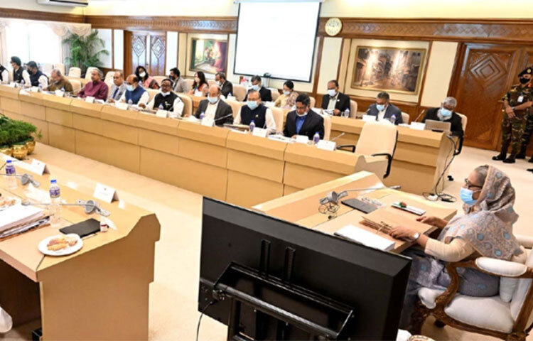 খামার ব্যবস্থাপনার উন্নয়ন এবং দুগ্ধ ও দুগ্ধজাত পণ্যের উৎপাদন বৃদ্ধিতে একটা বোর্ড (বাংলাদেশ ডেইরি উন্নয়ন বোর্ড) গঠন করছে সরকার। এজন্য ‘বাংলাদেশ ডেইরি উন্নয়ন বোর্ড আইন, ২০২২’ এর খসড়া নীতিগত অনুমোদন দিয়েছে মন্ত্রিসভা। আজ প্রধানমন্ত্রীর কার্যালয়ে অনুষ্ঠিত মন্ত্রিসভা বৈঠকে এ অনুমোদন দেওয়া হয়। এতে সভাপতিত্ব করেন প্রধানমন্ত্রী শেখ হাসিনা। ছবি: পিআইডি