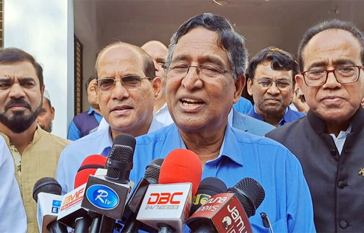 মুখে বললেই আওয়ামী লীগ সরকারের পতন ঘটানো যাবে না। ১০ ডিসেম্বর বিশৃঙ্খলার চেষ্টা করলে শাপলা চত্বরের মতো সব পরিষ্কার হয়ে যাবে বলে মন্তব্য করেছেন কৃষিমন্ত্রী ড. আব্দুর রাজ্জাক। আজ দুপুরে চুয়াডাঙ্গার দামুড়হুদা উপজেলার হৈবতপুর গ্রামে মুক্তিযুদ্ধের স্মৃতিকেন্দ্র ও আমন ধান কাটার উদ্বোধন শেষে সাংবাদিকদের তিনি এসব কথা বলেন। ছবি: জাগো নিউজ