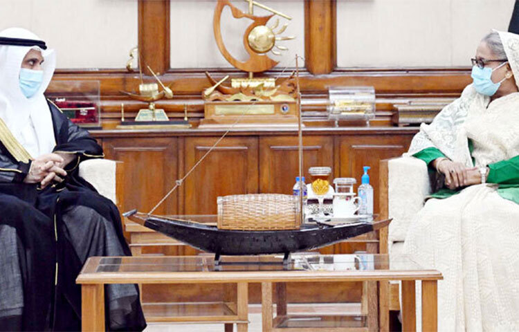 প্রধানমন্ত্রী শেখ হাসিনার সঙ্গে সৌজন্য সাক্ষাৎ করেছেন বাংলাদেশে নিযুক্ত কুয়েতের রাষ্ট্রদূত ফয়সাল মুতলাক আলাদওয়ানি। আজ সকালে প্রধানমন্ত্রীর সরকারি বাসভবন গণভবনে সরকারপ্রধানের সঙ্গে সাক্ষাৎ করেন তিনি। ছবি: পিআইডি