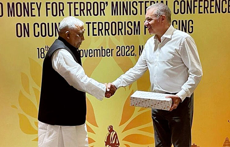 জননিরাপত্তা নিয়ে পারস্পরিক সহযোগিতা বাড়াতে সম্মত হয়েছে বাংলাদেশ ও সাইপ্রাস। আজ ভারতের দিল্লির তাজ প্যালেসে সৌজন্য সাক্ষাতে বাংলাদেশের স্বরাষ্ট্রমন্ত্রী আসাদুজ্জামান খান ও সাইপ্রাসের স্বরাষ্ট্রমন্ত্রী নিকোস নওরিস এ সম্মতি জানান। ছবি: সংগৃহীত