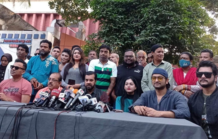 হাইকোর্টের রায় স্থগিত করে সম্পাদক হিসেবে নিপুণ আক্তারকে বাংলাদেশ চলচ্চিত্র শিল্পী সমিতির দায়িত্ব পালন করবেন বলে নির্দেশ দেন। এ কারণে আজ (২১ নভেম্বর) এক সম্মেলন আয়োজন করেন নিপুণ। ছবি: মাইনুল ইসলাম