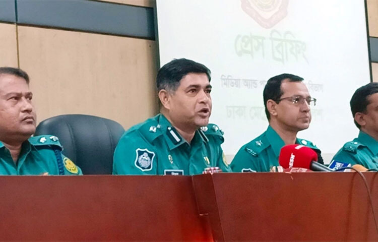 ঢাকার চিফ জুডিসিয়াল ম্যাজিস্ট্রেট (সিজেএম) আদালত চত্বর থেকে গত রোববার (২০ নভেম্বর) দুই জঙ্গিকে ছিনিয়ে নেওয়ার ঘটনায় তাদের গ্রেফতার না করা পর্যন্ত অবশ্যই ঝুঁকি থেকে যাচ্ছে বলে দাবি করছে পুলিশ। আজ দুপুরে রাজধানীর মিন্টো রোডে ডিএমপি মিডিয়া সেন্টারে সাংবাদিকদের এক প্রশ্নের জবাবে ঢাকা মহানগর পুলিশের যুগ্ম-পুলিশ কমিশনার (ক্রাইম) বিপ্লব বিজয় তালুকদার এ কথা বলেন। ছবি: বিপ্লব দিক্ষিৎ