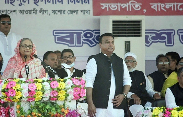 যশোরের জনসভায় রিজার্ভ নিয়ে সমালোচনার জবাবে প্রধানমন্ত্রী শেখ হাসিনা বলেছেন, রিজার্ভ নিয়ে অনেকে সমালোচনা করছেন। অনেকে প্রশ্ন করেন রিজার্ভ গেলো কোথায়? আমরা তো রিজার্ভ অপচয় করিনি। মানুষের কল্যাণে কাজে লাগিয়েছি। জ্বালানি তেল কিনতে হয়েছে, খাদ্যশস্য কিনেছি। বিভিন্ন প্রকল্প বাস্তবায়ন করেছি। করোনার টিকা ও চিকিৎসাসেবা নিশ্চিত করেছি। ছবি: মিলন রহমান