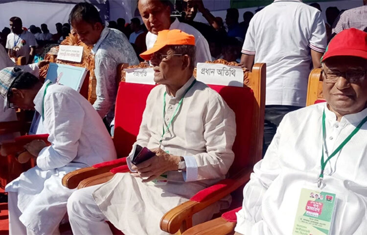 কুমিল্লায় বিভাগীয় গণসমাবেশস্থলে এসে উপস্থিত হয়েছেন অনুষ্ঠানের প্রধান অতিথি বিএনপির মহাসচিব মির্জা ফখরুল ইসলাম আলমগীরসহ কেন্দ্রীয় নেতারা। আজ দুপুর সোয়া ১টার দিকে তারা মঞ্চে ওঠেন। তাদের দেখে উচ্ছ্বসিত হয়ে ওঠেন নেতাকর্মীরা। এ সময় হাত নাড়িয়ে অভিনন্দন জানান। ছবি: জাহিদ পাটোয়ারী