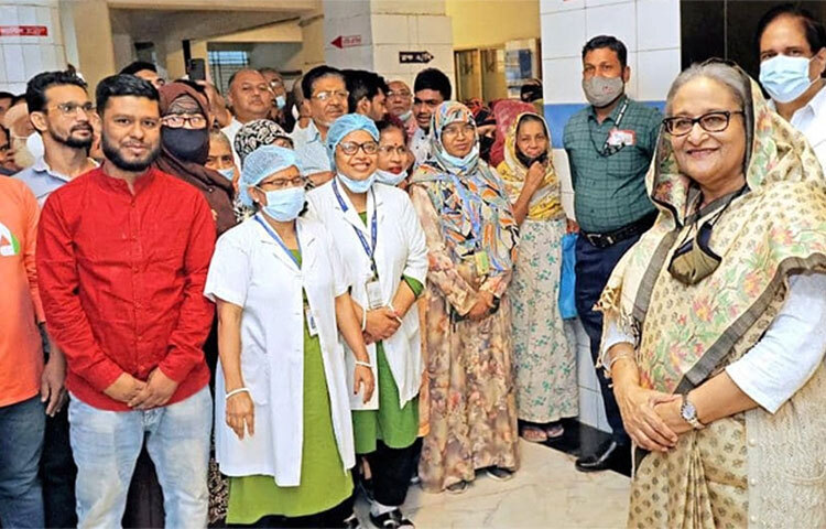 আজ সকাল ৮টার দিকে হাসপতালের বহিঃবিভাগের নিচতলার কাউন্টারে টিকিট কেটে চোখের চিকিৎসক দেখান তিনি। এ সময় প্রধানমন্ত্রীকে অভ্যর্থনা জানান হাসপাতালের পরিচালক অধ্যাপক ডা. গোলাম মোস্তফা। ছবি: পিআইডি