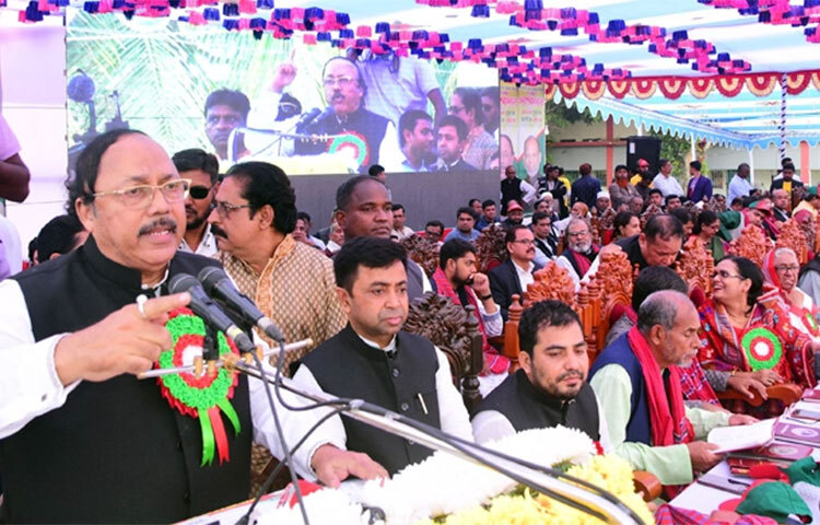 বিএনপি ১০ ডিসেম্বর কোনো অরাজকতা সৃষ্টি করলে তাৎক্ষণিক দাঁতভাঙা জবাব দেওয়া হবে বলে জানিয়েছেন আওয়ামী লীগের সভাপতিমণ্ডলীর সদস্য ও রাজশাহী সিটি করপোরেশনের মেয়র এ এইচ এম খায়রুজ্জামান লিটন। তিনি বলেন, রাজশাহীতে বিএনপি সেমিফাইনাল খেলার ঘোষণা দিয়েছিল, সাতদিন চেষ্টা করেও তেমন লোক জড়ো করতে পারেনি। আজ দুপুরে রাজশাহী জেলা কৃষক লীগের ত্রিবার্ষিক সম্মেলনে তিনি এসব কথা বলেন। ছবি: জাগো নিউজ