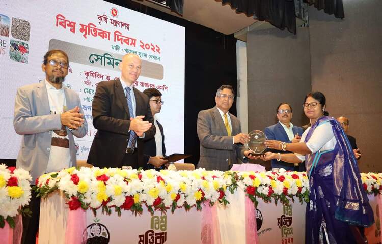 মাটি সুরক্ষায় বিশেষ অবদানের জন্য এ বছর সয়েল কেয়ার অ্যাওয়ার্ড এবং বিশ্ব মৃত্তিকা দিবস পুরস্কার পেয়েছেন ছয়জন। আজ রাজধানীর খামারবাড়িতে কেআইবি মিলনায়তনে বিশ্ব মৃত্তিকা দিবস উপলক্ষে সয়েল কেয়ার অ্যাওয়ার্ড ও বিশ্ব মৃত্তিকা দিবস পুরস্কার প্রদান অনুষ্ঠানে তাদের এ সন্মাননা দেওয়া হয়। মৃত্তিকা সম্পদ ইনস্টিটিউট এবং খাদ্য ও কৃষি সংস্থার (এফএও) সহযোগিতায় কৃষি মন্ত্রণালয় এ অনুষ্ঠানের আয়োজন করে। ছবি: বিপ্লব দিক্ষিৎ