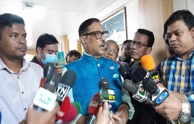 ঢাকায় আগামী ১০ ডিসেম্বর বিএনপির গণসমাবেশের স্থান নিয়ে সরকারের সঙ্গে দলটির যে দ্বান্দ্বিক অবস্থা সৃষ্টি হয়েছে, তা সমাধান হয়ে যাবে বলে মন্তব্য করেছেন সড়ক পরিবহন ও সেতুমন্ত্রী এবং আওয়ামী লীগের সাধারণ সম্পাদক ওবায়দুল কাদের। আজ সচিবালয়ে নিজ দপ্তরে বাংলাদেশে নিযুক্ত ভারতের নতুন রাষ্ট্রদূত প্রণয় কুমার ভার্মার সঙ্গে সৌজন্য সাক্ষাতের পর সাংবাদিকদের প্রশ্নের জবাবে ওবায়দুল কাদের এ কথা জানান। ছবি: মাহবুব আলম