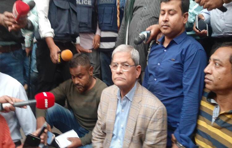 রাজধানীর নয়াপল্টনে বিএনপির কেন্দ্রীয় কার্যালয়ের সামনে দলটির নেতাকর্মীদের সঙ্গে পুলিশের সংঘর্ষ হয়েছে। এ অবস্থায় পরিস্থিতি শান্ত রাখতে দলীয় নেতাকর্মী ও পুলিশের প্রতি আহ্বান জানিয়েছেন বিএনপি মহাসচিব মির্জা ফখরুল ইসলাম আলমগীর। আজ বিকেলে নয়াপল্টনে বিএনপির কেন্দ্রীয় কার্যালয়ের সামনের সড়কে বসে সাংবাদিকদের সঙ্গে কথা বলেন মির্জা ফখরুল। ছবি: বিপ্লব দিক্ষিৎ