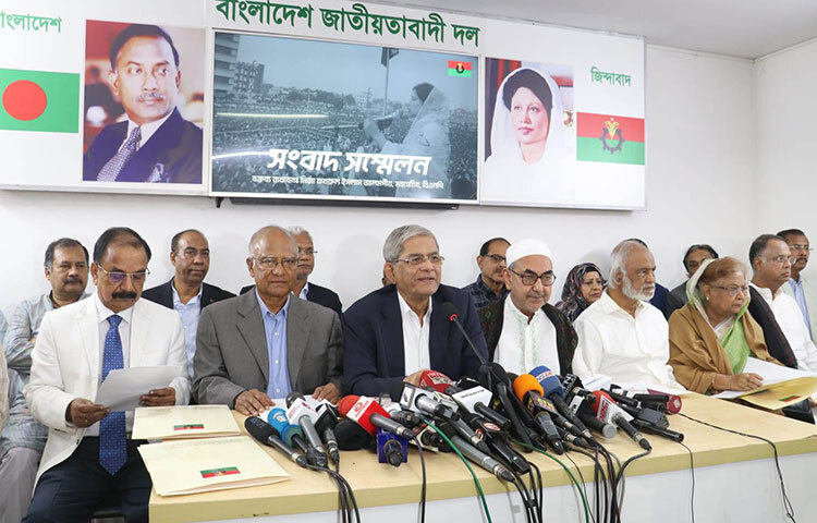 আগামী ১০ ডিসেম্বর রাজধানীর নয়াপল্টনে বিএনপির কেন্দ্রীয় কার্যালয়ের সামনে পূর্বঘোষিত ঢাকা বিভাগীয় গণসমাবেশ হবে বলে জানিয়েছেন দলের মহাসচিব মির্জা ফখরুল ইসলাম আলমগীর। আজ বিকেলে গুলশানে বিএনপি চেয়ারপারসনের রাজনৈতিক কার্যালয়ে আয়োজিত সংবাদ সম্মেলনে তিনি এ কথা বলেন। ছবি: মাহবুব আলম